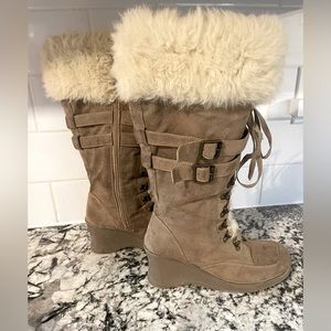 Suede boots with faux fur